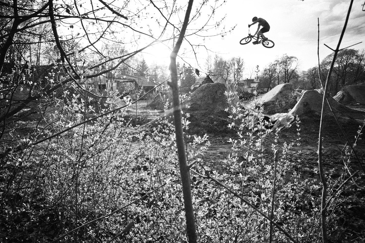 2014 / Daniel Treader / Mellowpark Trails: Es gibt fast nix Besseres, als einen Nachmittag mit den Atzen am eigenen Trails-Spot zu verbringen. Zuerst wird gemeinsam geschauffelt, dann wird entspannt ein bisschen gerollt und nach Sonnenuntergang sitzen alle am Lagerfeuer. Ich habe diesen Lifestyle über ein Jahrzehnt zelebriert und dieses Bild erinnert mich an diese unbeschwerten und wunderbaren Tage.