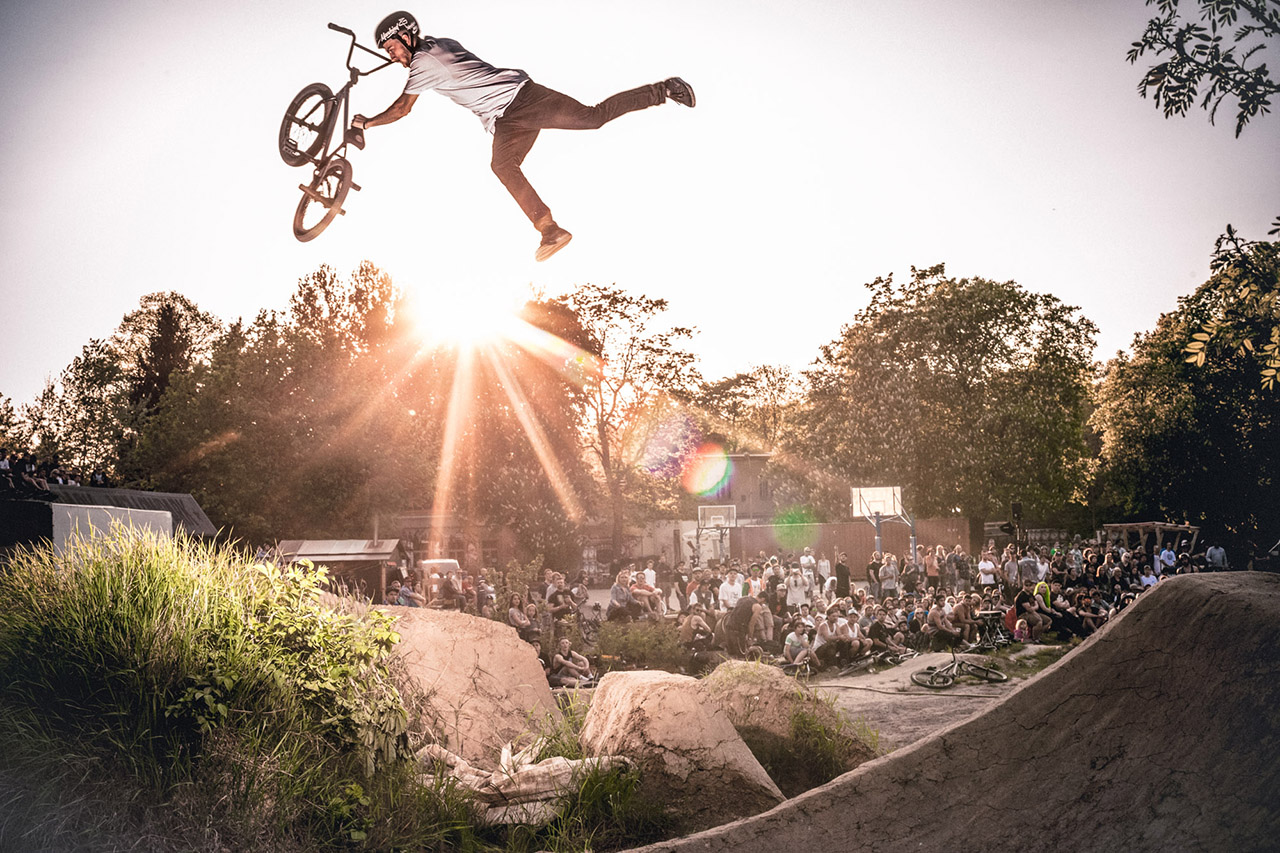 2013 /Daniel Tünte / Mellowpark Das Foto beschreibt für mich ganz genau die Szenerie eines klassischen BMX-Jams. Alle sitzen zusammen, trinken ein Bierchen, fachsimpel über BMX und es gibt eine entspannte Session auf den Trails.