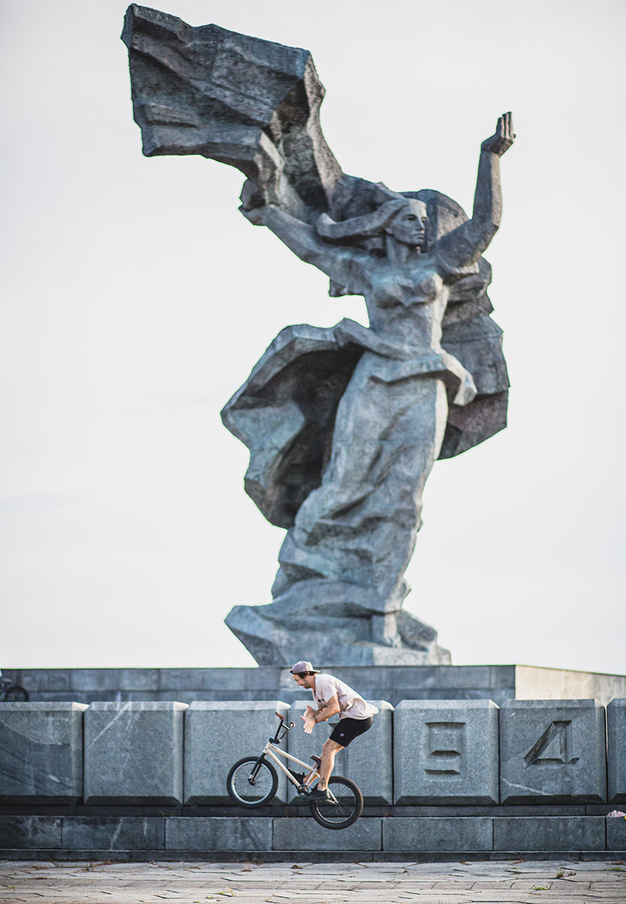 2018 – Danny Josa – Riga (Lettland): Dieses Foto ist eines von gefühlt Tausenden, die im Sommer 2018 bei einem 12-tägigen Trip zu den Ghetto Games in Ventspils und zu den eine Woche später stattfindenden Simple Summer Session in Riga/Lettland entstanden sind. Es bot sich an, beide Events damit zu überbrücken, dass man eine Woche in einem Airbnb in Riga sich einmietete und die Stadt intensiver kennen zu lernen. Es war der Wahnsinn! Wenn es die Bezeichnung „Sommer meines Lebens“ gibt, dann war es dieser! Es war eine der produktivsten und chilligsten Zeiten, EVER! Ich lernte eine Menge internationaller Fahrer kennen, die auch das Baltikum für sich entdeckten und lieben lernten. Allein von diesen 12 Tagen könnte man einen eigenen Bildband raus bringen, der nicht im Ansatz alles widerspiegeln könnte! Spaß, Reisen, neue Freunde, Fotos, Sommer … Alles das, für was BMX steht! Danke an alle, die dabei waren und Danke für den ewigen Ohrwurm „Johnny B Goode“ von Peter Tosh!