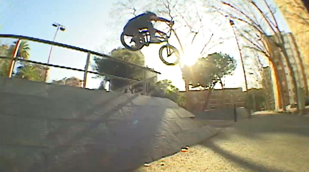 In seinem neuen Video für BSD jibbt sich Felix Donat komplett sorgenfrei und mit einem Lächeln auf den Lippen durch die Straßen von Barcelona.