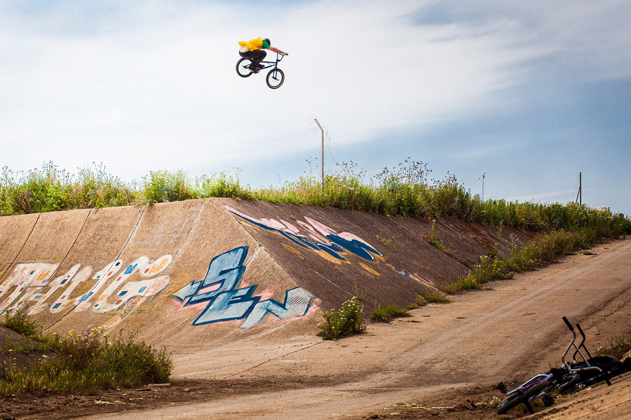 2015 / Isaac Lesser / Spanien  Dieses Foto drückt für mich das aus, was ich am BMX fahren immer am faszinierendsten fand: das Fliegen. Kein Fisheye, kein Double Backflip, kein Schnickschnack, das Foto braucht keine Effekthascherei, einfach nur einen Typ, der verdammt hoch in der Luft steht und alles ist gesagt. Übrigens war die Bank gar nicht so steil, wie sie auf dem Bild aussieht, und Isaac hatte noch ein paar Tage später Schmerzen in den Handgelenken.
