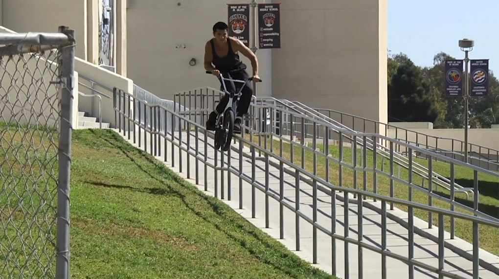 Jacob Cable eröffnet das "At Ease"-Mixtape von Odyssey BMX mit einem Part, der sich als Soundbite wie ein Haufen herunterfallender Hämmer anhören würde.