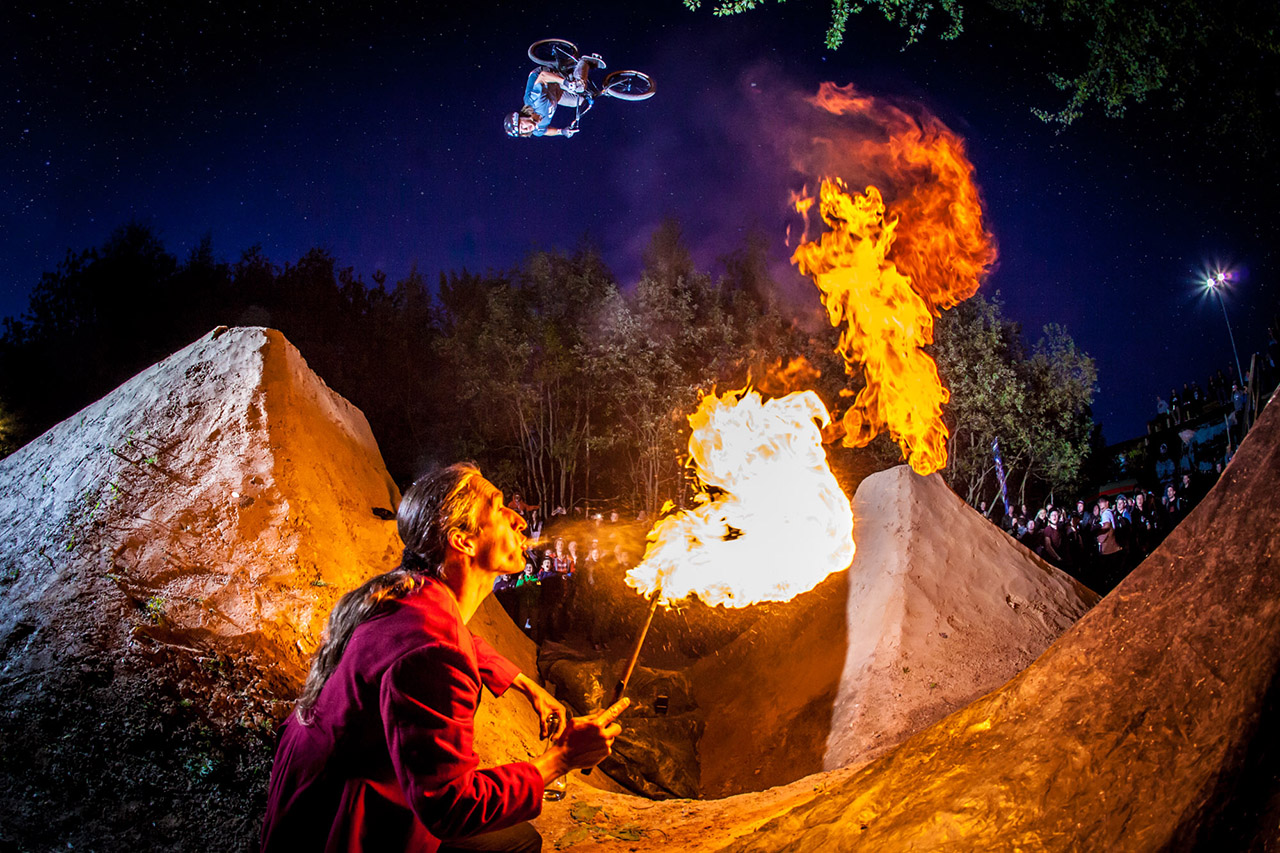 2016 / Jakob Benda / Schlachthof /Flensburg Dieses Bild ist eher durch Zufall beim Dirtcontest vom Butcher Jam entstanden. Der Contest war fast vorbei, ich hatte Lust auf ein Bier und war gerade dabei meine Blitze einzupacken. Da höre ich zufällig, dass der betrunkene Moderator irgendwie einen Feuerspucker aufgetrieben hatte. Ich schaue zu den Dirts und sehe den Feuerspucker zum ersten Double laufen. Ich packte schnell meine Blitze, stellte sie auf, in dem Moment kam Jakob Bender auch schon angeflogen und ich schoss, quasi aus der Hüfte dieses Foto.
