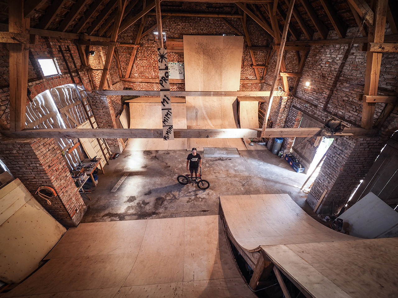 Jonas Lindermair hat 70 % des BMX Stadl selbst gebaut