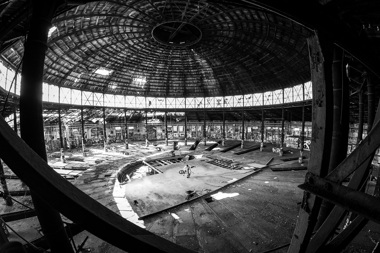 Für dieses Bild bin ich ein paar Tage bevor ich mit Kevin verabredet war zu der Location gefahren, um mir alles nochmal anzuschauen. Die Möglichkeit, oben in das Dach von dem alten Stellwerk zu klettern, ist mir gar nicht gekommen. Erst beim Shooting bin ich dann einen Stahlträger hochgeklettert und dieses Bild ist anstanden.