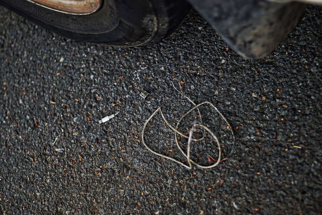 Hier ein Gegenstand, den man für verloren gehalten hat. In Wahrheit hat sich das Ladekabel „nur“ im Motorraum versteckt