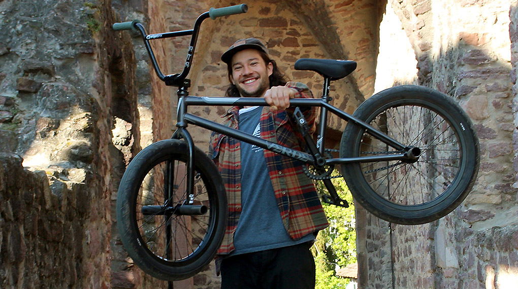 Leon Ditzel ist über SIBMX neu auf Verde Bikes und Erigen BMX. Für diesen Bikecheck haben wir seinen neuen Rider einmal genauer unter die Lupe genommen.