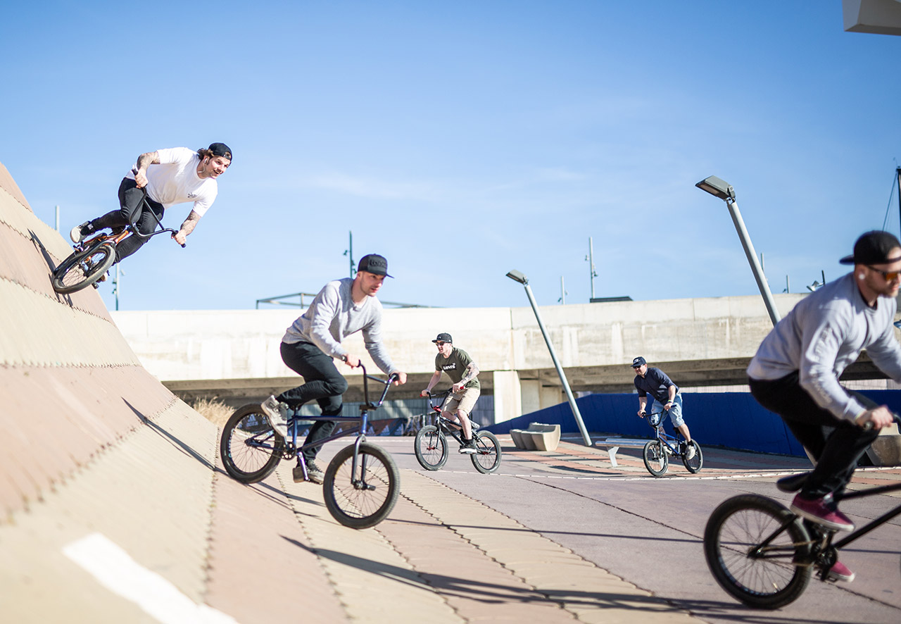 2019 – LuCru (von vorn nach hinten: Dominik Singer, Domenik Schäfer, Max Henning, Mike Bräutigam, Attila Müller) – Barcelona (Spanien): Im März 2019 ging ich mit der LuCru aus Ludwigsfelde auf einen kleinen Trip, der uns nach LaPoma und nach Barcelona führte. Mein Anspruch war es nicht, die großen „Banger“ zu fotografieren, sondern die Zeit mit den Jungs zu genießen und aus dem Alltag hier in Deutschland zu entfliehen. Dieses Foto an den „Waves“ am Hafen von Barcelona ist ein Symbolbild für die Zeit mit den Jungs und den Spaß, den wir von Minute Eins an hatten! Jeder sollte sich mit seinen Freunden mal auf einen Trip begeben, der Euch und Eure Räder über die Landesgrenzen von Deutschland hinaus bringt! Es sind Erfahrungen und Emotionen, die ihr für Geld nicht nicht kaufen könnt. Denkt immer dran: Wir werden alle älter und die Zeit kann man nicht zurückdrehen, also nutzt sie!