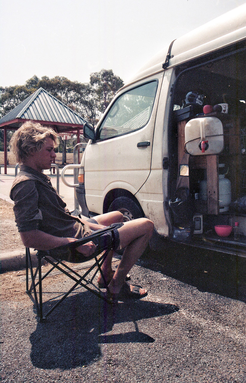 Schaut nachdenklich aus, eigentlich war Michi aber einfach nur zu faul, den Abwasch zu machen