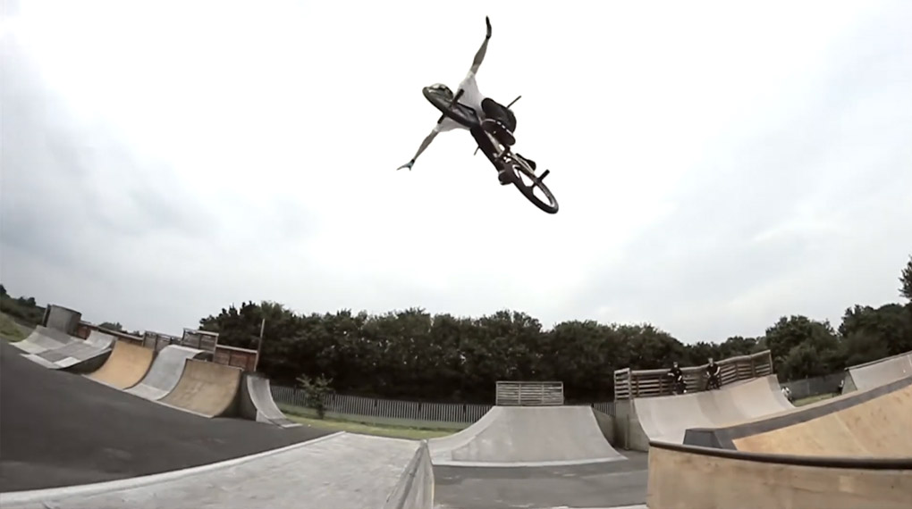 Du hast noch nie etwas von Mike Hullock gehört? Dann wird es aber Zeit! Hier ist sein neues Video für Radio Bikes, das den passenden Titel "Tekkers" trägt.