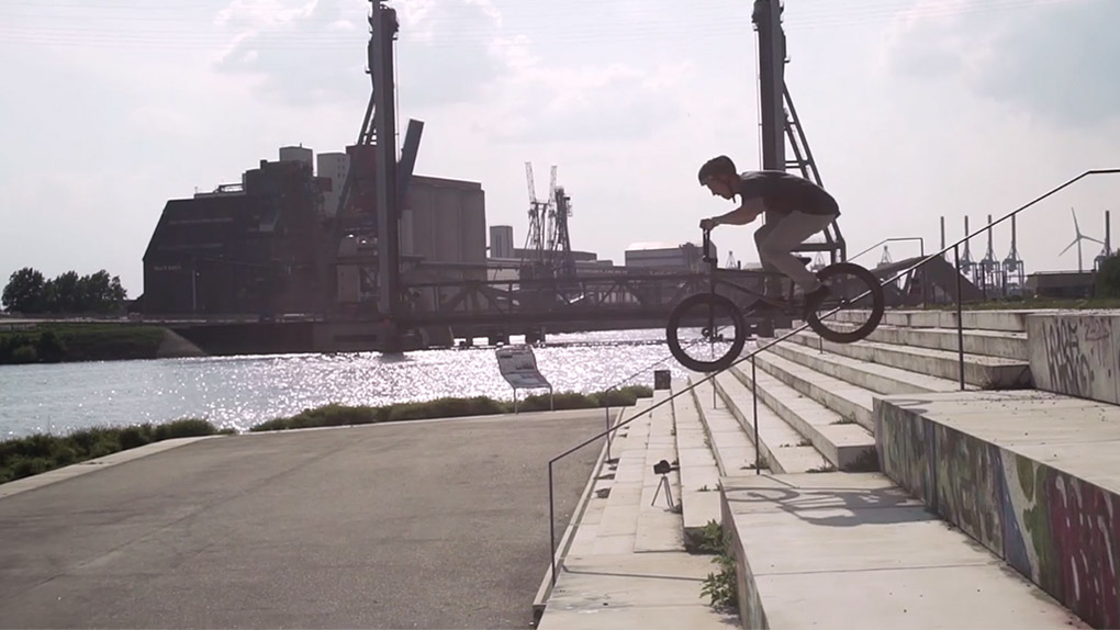 BÄM! Nach dem schönen Motto "umso oller, desto doller" erlegt Pierre Hinze auch mit Mitte 30 noch regelmäßig Handrails in freier Wildbahn.