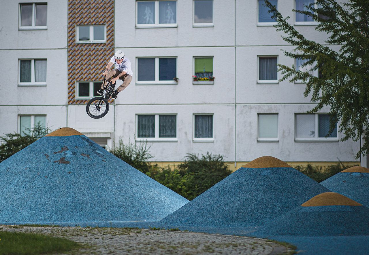 2017 – Piet Savelsberg – Berlin: Piet lernte ich in der Werkstatt von FlairBMX kennen, wo er „Chef-Mechaniker“ von Tommy war. Er ist eher einer von der „ruhigeren Sorte“ Mensch, aber wenn er abliefert, dann richtig! An diesem Tag führte er mich zu ein paar mir unbekannten Spots in Marzahn/Hellersdorf. Diesen Spot kannte ich nur von einem Foto aus der Zwanzig Zoll (RIP). Er war so surreal, dass es mir wie eine Kraterlandschaft auf dem Mond vorkam. Es sollte Jahre dauern bis ich diesen versteckten Spot wiederfand!