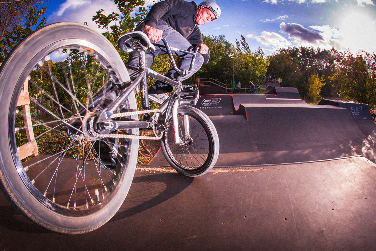 2011 / Robert Kröning / Mellowpark Das Bild habe ich mit meiner damals neuen 5d Mark II gemacht. Ich habe die Kamera behandelt wie ein rohes Ei. Als Robert dann mit seinem Hinterrad so nah an meine heilige Kamera gekommen ist, habe ich mir kurz ernsthaft Sorgen gemacht. Das Tattoo auf Roberts Knöcheln ist natürlich auch großartig und spiegelt sein Lebensmotto wieder: „Ride Hard“.