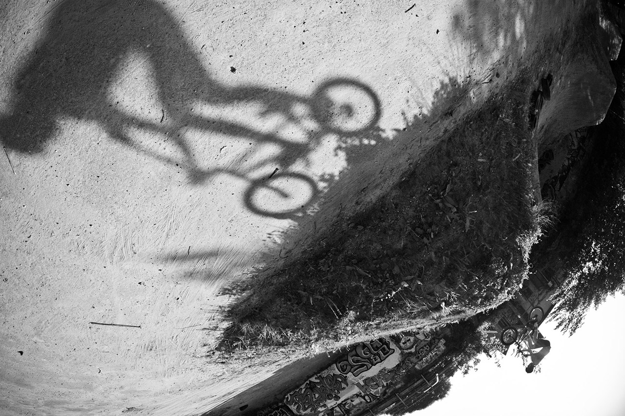 2018 / Unbekannt / Flensburg Achtung, kitschiger Satz über das Fotografieren: „Die Fotografie ist immer ein Spiel von Licht und Schatten.“ So kitschig dieser Satz auch ist, trifft er besonders bei der Schwarz-Weiß-Fotografie zu. In diesem Sinne: „Sonne lacht, Blende acht“.