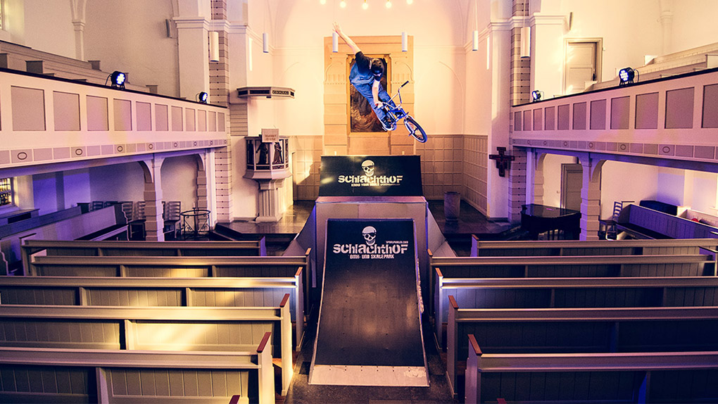 Eine BMX-Session in einer Kirche? Die Sportpiraten machen es in Kooperation mit der Flensburger St. Petri-Kirche möglich. Frohe Ostern!