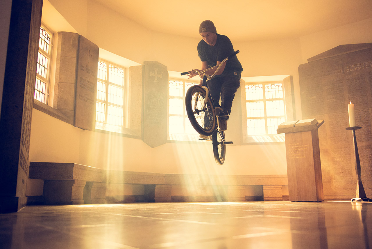 Barspin Bunnyhop von dem BMX-Fahrer Vincent Unrath