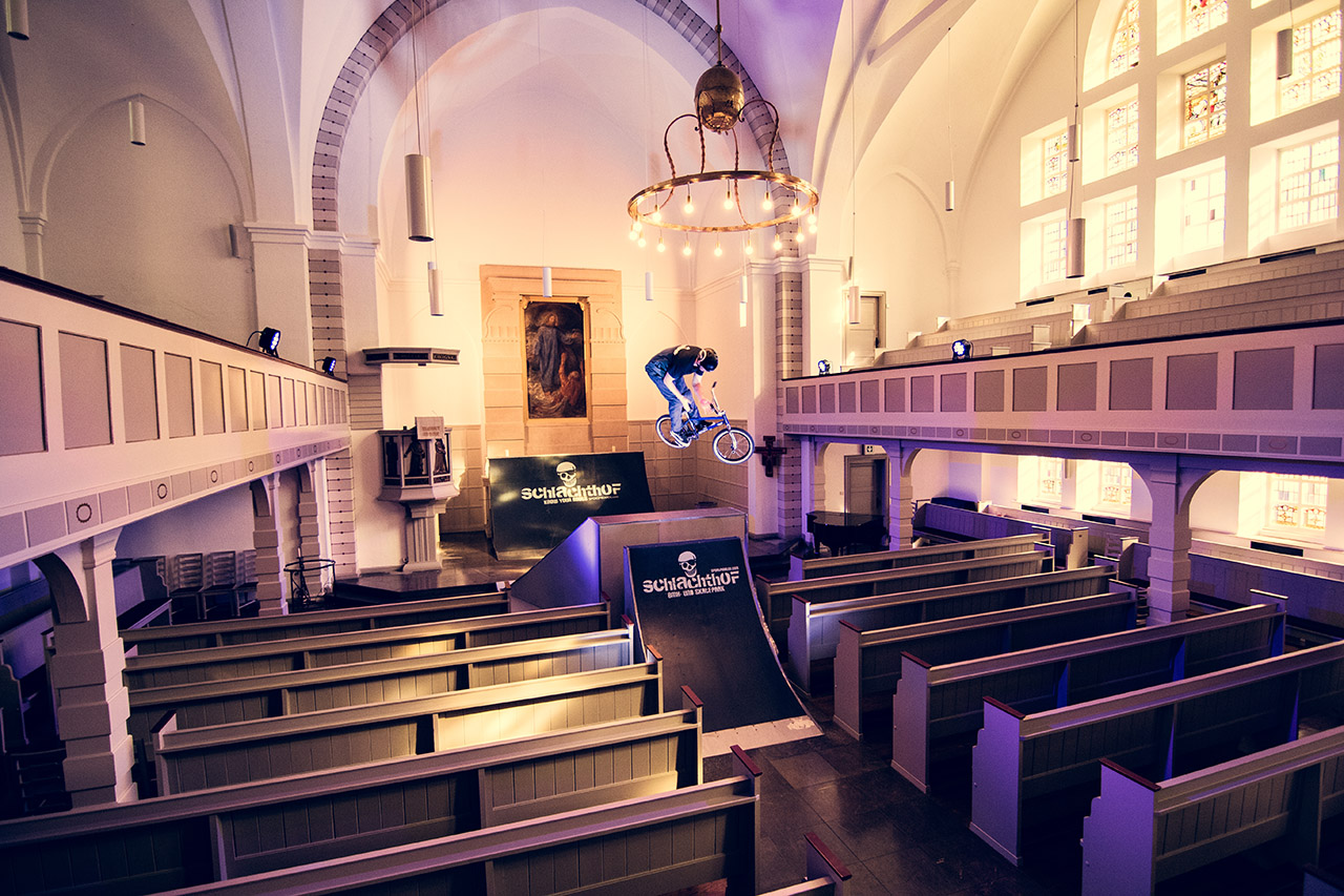 Truckdriver in einer Kirche von Vincent Unrath