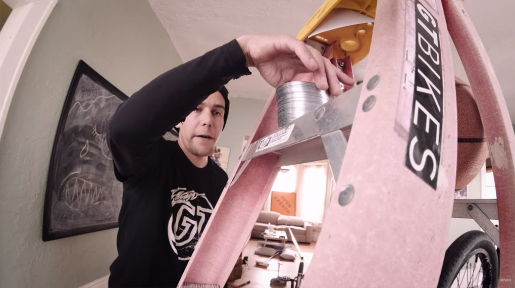 Hahaha! Der amerikanische GT-Teamfahrer Tate Roskelley hat auch während des Cornona-Lockdowns nichts als Schabernack im Sinn.