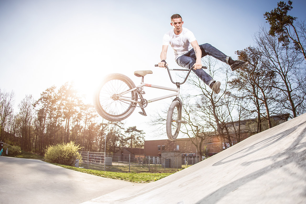 2019 – Timothy Wolff– Ludwigsfelde: Zum Abschluss kommt dieses Foto von Timothy. Es ist ein sehr gutes Beispiel, meiner Art zu fotografieren, bestehend aus „Timing“, Gegenlicht nutzen, den Einsatz von externen Blitzen und den richtigen Winkel suchen. Ich glaube mich zu erinnern, dass dieses Foto beiderseits auf „Eins“ gelang. So liebe ich das: Deutsche Effizienz!