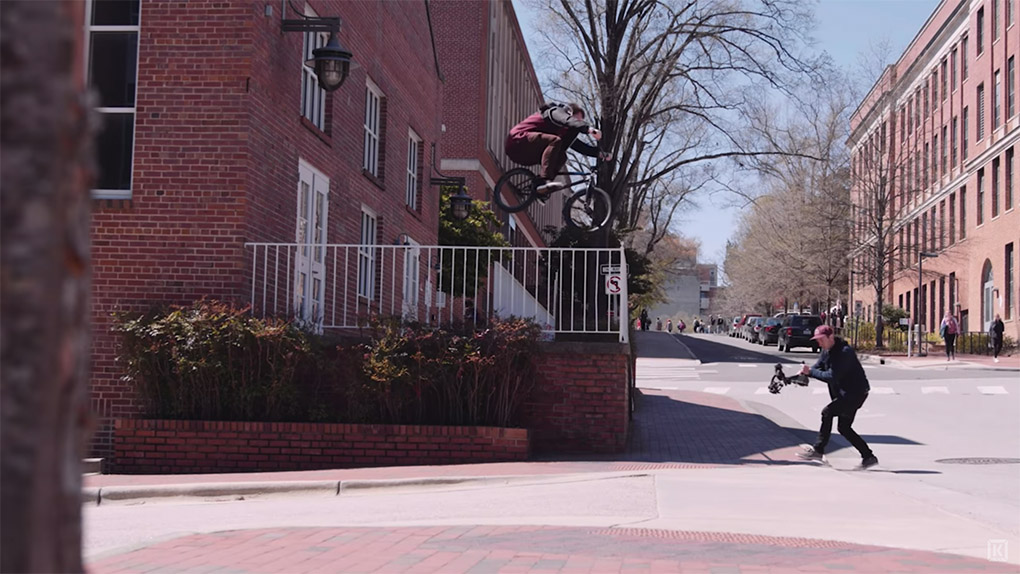 Hier entlang für einen Blick hinter die Kulissen von Travis Hughes