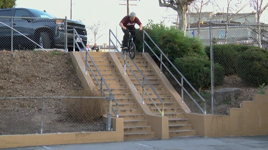 Travis Hughes hat von Odyssey einen Signaturegriff spendiert bekommen und haut zur Feier des Tages ein paar mehr als ordentliche Manöver raus.