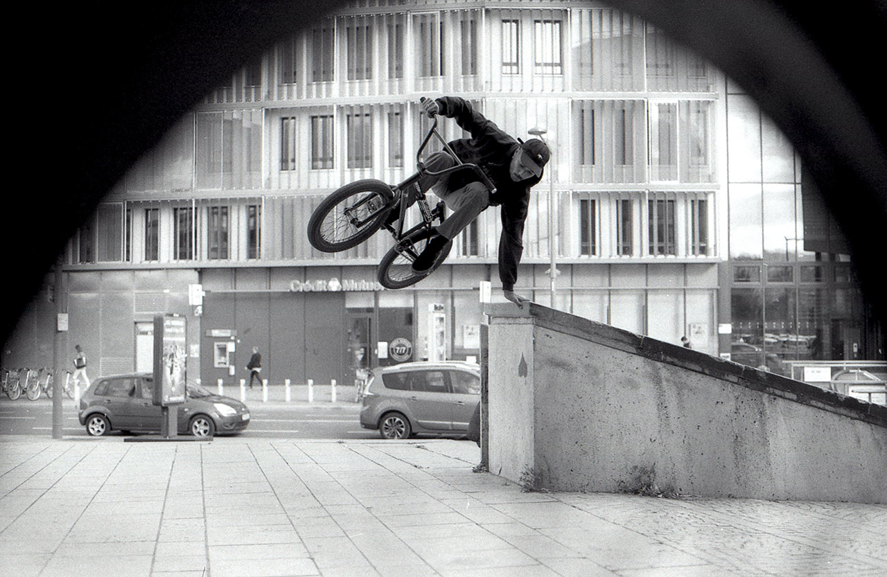 2017_AlexValentino Handplant 180 auf Street ist wahrscheinlich einer der Tricks, die viele mit Alex Valentino verbinden. Für mich stand es beim Trip nach Lyon jedenfalls auf der To-do-Liste, diesen Move vor die Linse zu bekommen. Außerdem bin ich immer wieder überrascht, wie scharf Analogbilder entwickelt werden können. Das Foto war zudem eine sehr lange Zeit mein Desktophintergrund. Es wäre einfach falsch, es nicht mit in die Gallery zu packen.