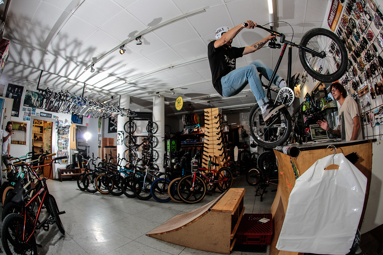 Zum Ende gibt es noch zweimal Benny Petsch, der andauernd von mir zu irgendwelchen Aktionen für ein Foto genötigt wird – wie z. b. zu diesem Fufanu aus dem Jahr 2018. Seit ich 2011 das erste Mal bei Thomas im Laden war, dachte ich mir, den Tresen muss doch mal jemand fahren. Wer hätte gedacht, dass ich das je erlebe und 7 Jahr später davon sogar ein Foto machen würde. Glaubt mir, die meisten könnten aus diesem Kicker nicht mal einen Bunnyhop