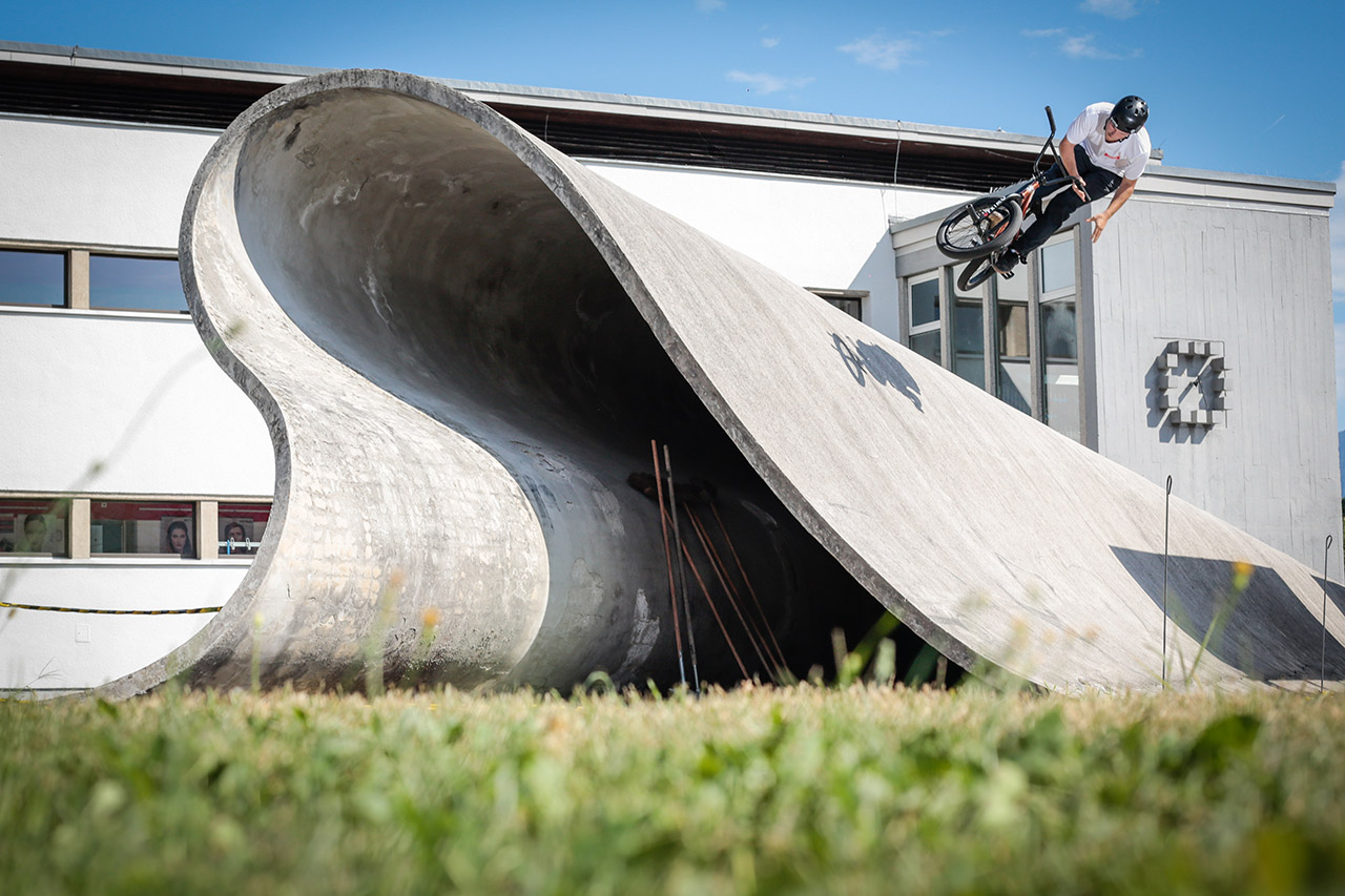 Natürlich dürfen hier auch Fotos vom Ljubljana-Trip nicht fehlen. Jo Winkelmann surft die Welle in Österreich ab und wirft dabei auch noch am Lenker