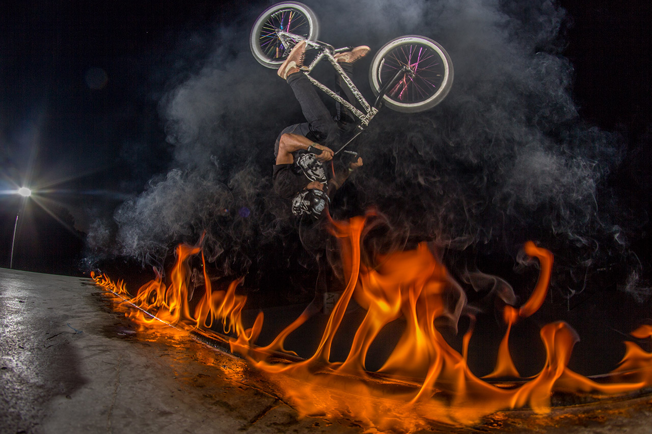 Wie lang ich schon von einem Feuer Foto geträumt hatte … Ian Hawk aka Fabian Haugk machte es 2016 für mich möglich und das auf dem kleinsten Skatepark in Ingolstadt. Er flairte für mich eine Mini-Quarter, die noch keiner geflairte hatte und das auch noch im dunkeln. Was ein Typ!