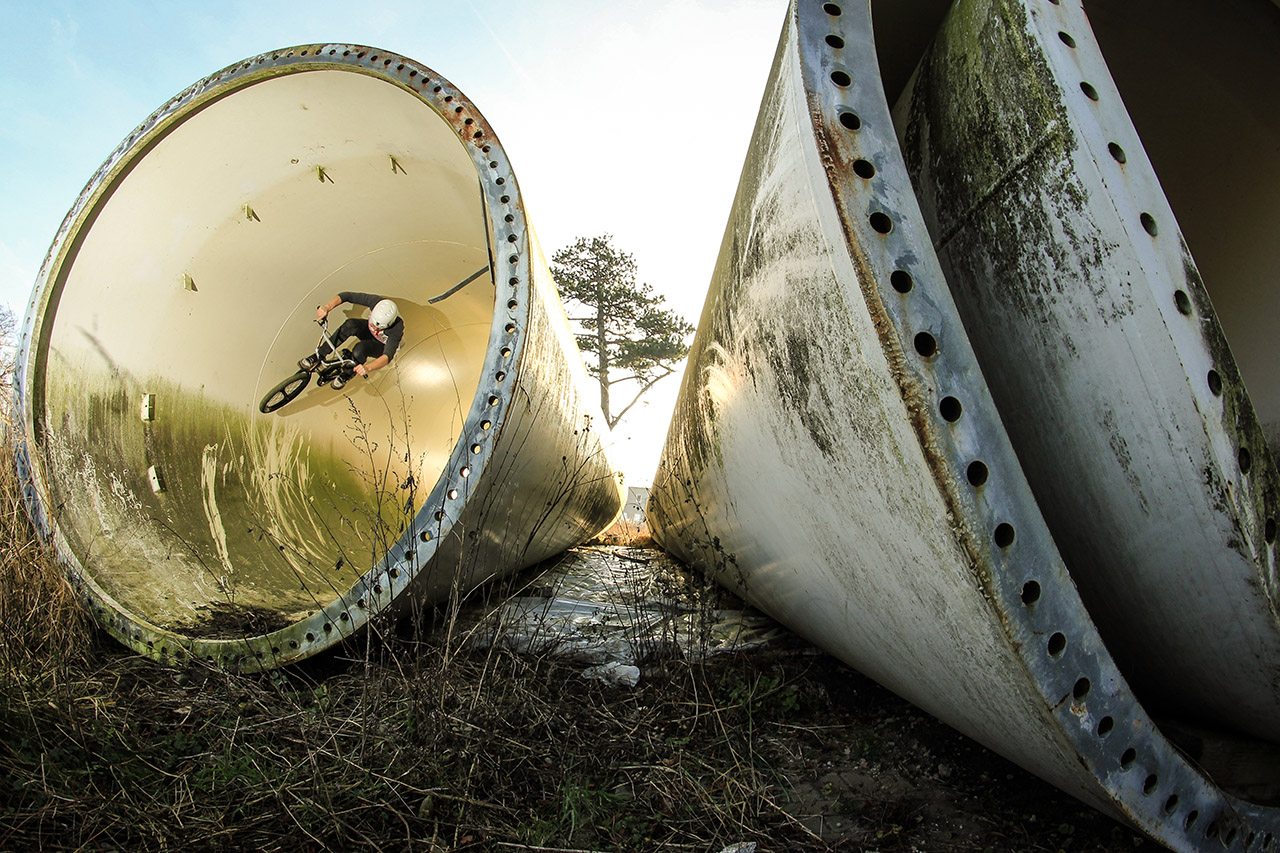 Vielen Dank für die Ehre, hier meine Top-10-Fotos zum Besten zu geben. Und das, obwohl ich ja noch keine 10 Jahre Fotos mache, genauer gesagt erst seit 2012. Na ja, und weil ich entgegen aller Erwartungen, nicht von vornherein dieser begnadete Fotogott (Haha als ob) von heute war, ist aus den ersten Jahren nicht viel Brauchbares bei. Außer natürlich das legendäre Fullpipe-Foto von Elmo, das mir meinen ersten Print bescherte. Vielen Dank dafür an xmx! (Love)