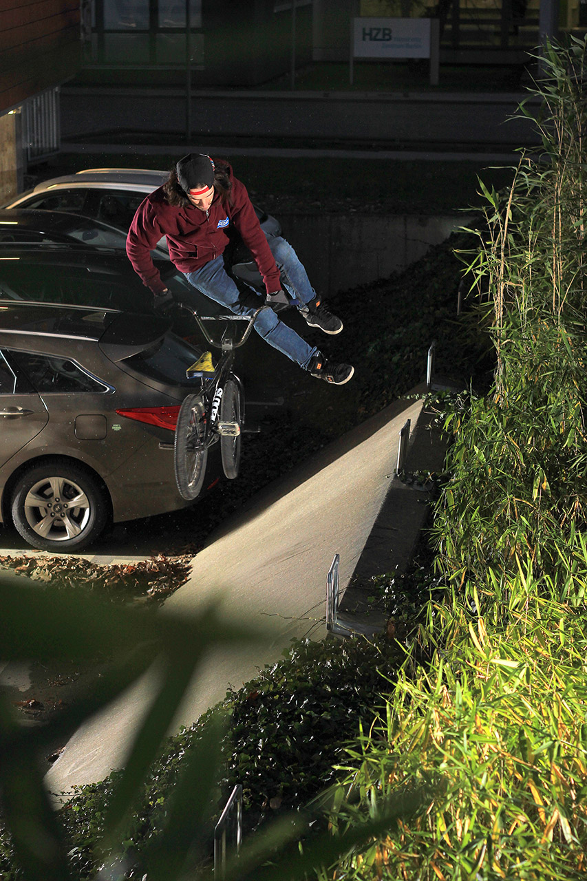 Auf dem zweiten Foto gibts ein weiteres Back in the Day mit Kevin Liehn. Wir sind damals im Januar durch Köpenick gezogen, um etwas fotografieren zu können. Zuvor haben wir im alten Mellow zwei Stunden lang die alte kleine Betonquarter bearbeitet