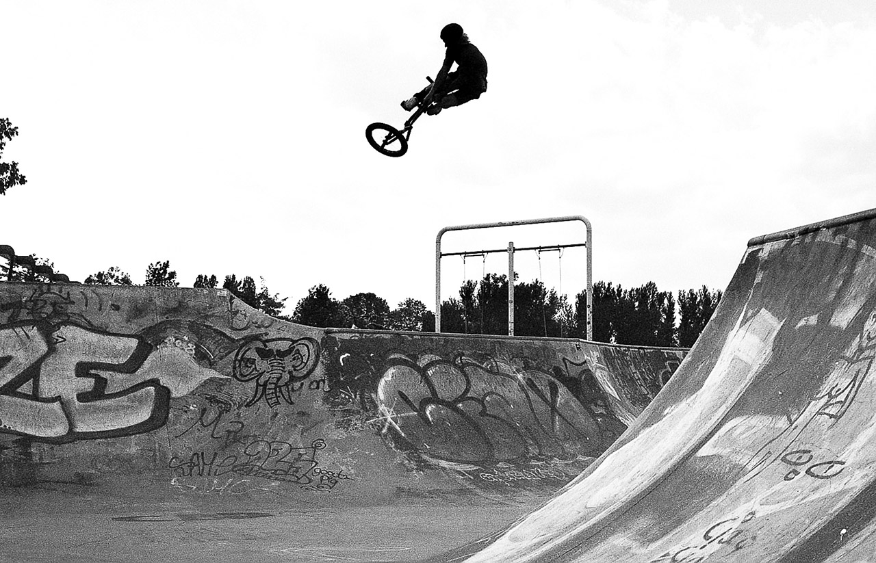 2019_BoydHilder Eigentlich hört man den Schrei „Boyd!!!“ nur, wenn Eddie in den Pool droppt und Kuskus zuschaut. Letzten Sommer war allerdings der echte Boyd vor Ort. Er fuhr hauptsächlich den Transfer von rechts nach links, was uns Locals natürlich den Atem verschlug. Irgendwann spielt er dann mit sämtlichen Grabs rum und die Kameras wurden ausgepackt. Der klassische Toboggan machte sich dabei für meine Perspektive am besten.