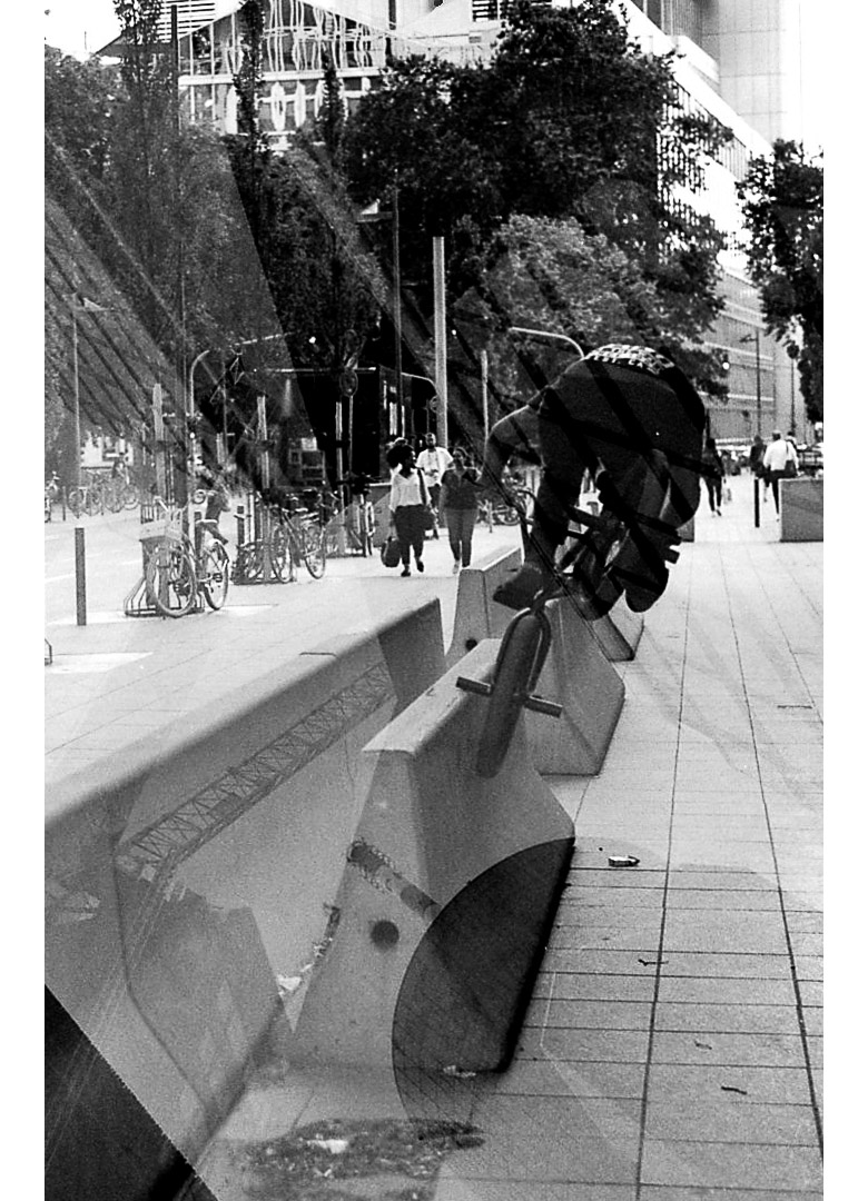 2019_DakotaRoche Es kostete mich, ehrlich gesagt, etwas Überwindung, Dakota Roche zu fragen, ob er für mich einen Tooth an der Jersey Barrier machen würde. Glücklicherweise war er so nett und erfüllte mir den Gefallen. Da ich das Foto noch etwas verfeinern wollte, schoss ich vorab hoch in die Wolkenkratzer und es entstand diese Doppelbelichtung. Schon beim ersten Anblick war es eines meiner Favorites. Auch hier sind wir wieder beim Thema, Lehnung …