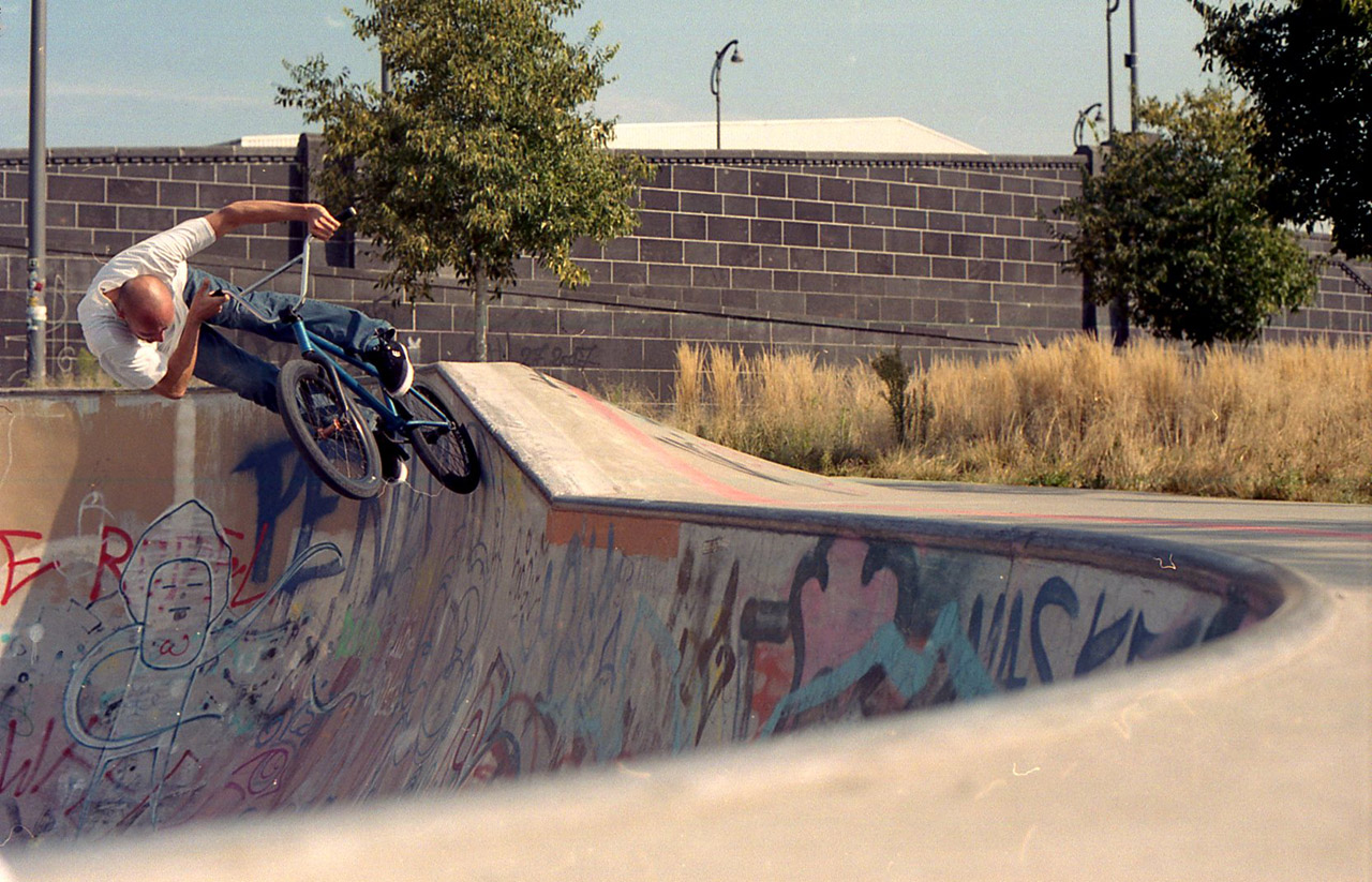 2017_DanielKuska Bis heute ist mir nicht klar, wie Kuskus in diese Position kommt und dabei noch slidet. Wahrscheinlich muss man dafür erst mal zur living legend werden. Das Foto wurde jedenfalls zu einer Zeit geschossen, in der mir Kuskus ein paar Poolskills näher brachte, für die ich immer dankbar sein werde. Ich vermisse jeden falls die schönen Early-bird-Sessions im Pool.