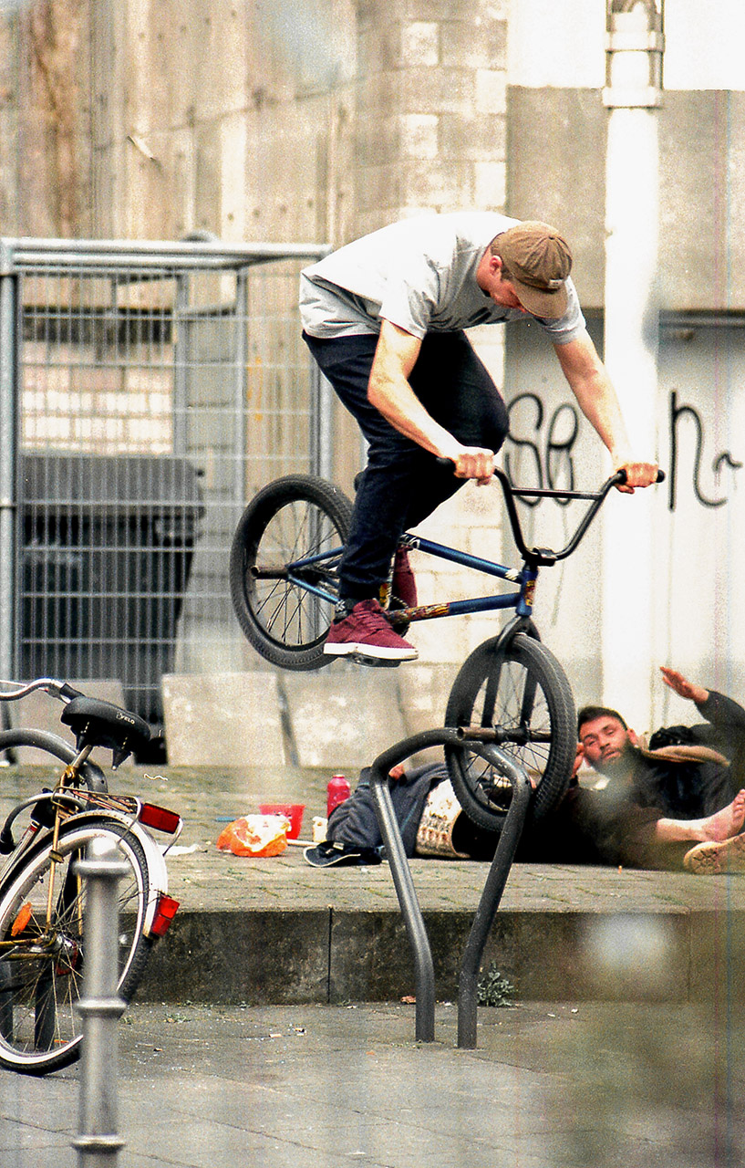 2017_EddieBaum Eine Zeit lang hatte ich mal ein Teleobjektiv, das ich jedoch nur selten mitnahm. An dem Tag, an dem Eddie diesen Hanger machte, wollte ich etwas damit rumspielen und er machte ein paar mehr. Ob die Herren im Hintergrund darüber diskutieren, wer die besten Hanger macht, ist allerdings fragwürdig.