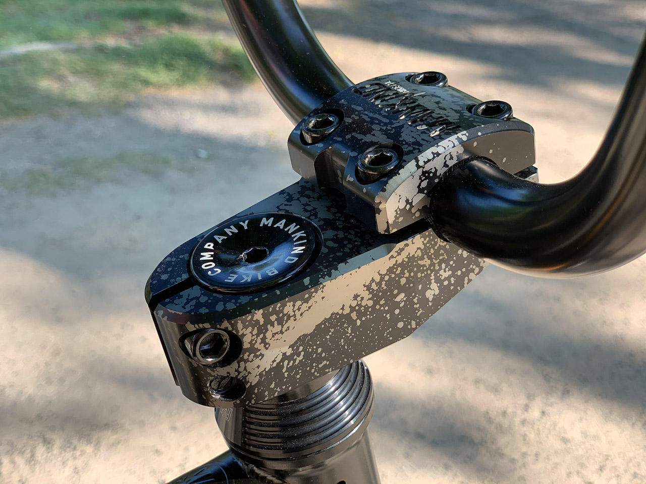 Der neue Sunchaser Stem von Mankind ist aus 6061-T6 Aluminium CNC-gefräst, hat einen Vorlauf von 50 mm und wird neben schwarz und raw auch in diesem Schwarz-grau-Colorway erhältlich sein