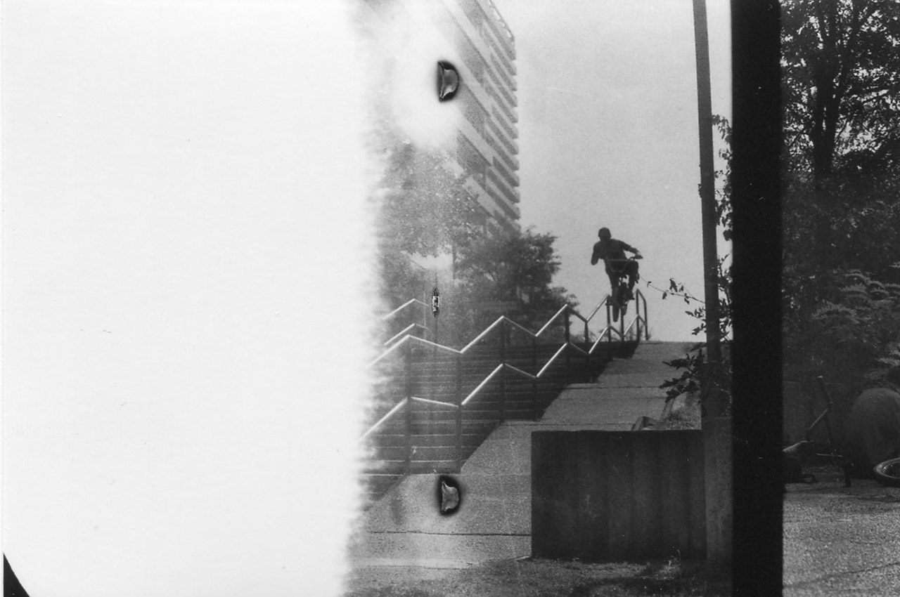 2016_FernandoLaczko: Nachdem dieses Foto im Kasten war, hatte ich noch keine Ahnung, wie es entwickelt aussehen würde. Klar war jedoch, dass meine Laune im Eimer war. Ich erinnere mich nicht genau, was mit meiner damaligen Kamera passierte, aber sie gab den Geist auf. Ich kaufte für 18 Euro neue Batterien, die nichts brachten und jammerte rum. Aber so ist es nun mal mit den analogen Kameras, man weiß nie was kommt. Meine erste gescheite Analogkamera war nach diesem Foto jedenfalls futsch, dennoch bin ich glücklich über das letzte Foto mit ihr. Zudem ist es einfach ein episches Kinkrail gewesen, das Fernando mit Leichtigkeit durchgrindete.