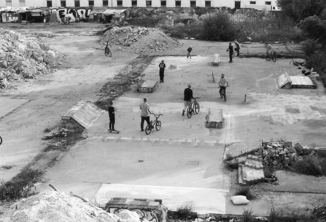 2016_Ghettospot: Das Foto gehört zu meinen Favoriten, da es etwas die Beziehung zwischen Skatern und BMXern darstellt (zumindestens in Frankfurt). Der Gehttospot wurde von Skatern gebaut (Danke dafür!), jedoch bekamen wir nie böse Blicke zugeworfen. Es herrschte immer eine entspannte Stimmung und es gab mehr als genug unvergessliche Sessions. Beim Fahren hatte man nie das klassische Zirkusgefühl wie auf den Straßen, oder endlose Diskussionen mit Eltern von Scooterkids zu führen. Es war einfach perfekt! Irgendwann war auf dem Gelände jedenfalls ein riesiger Steinhaufen, der einem eine schöne Perspektive von oben ermöglichte.