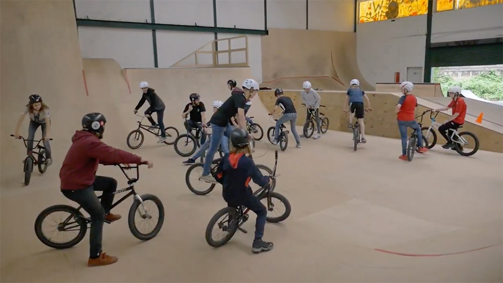 Die Gleis D Skatehalle bietet im Rahmen des Bundesfreiwilligendiensts eine Vollzeitstelle in Hannover an. Hier erfährst du mehr.