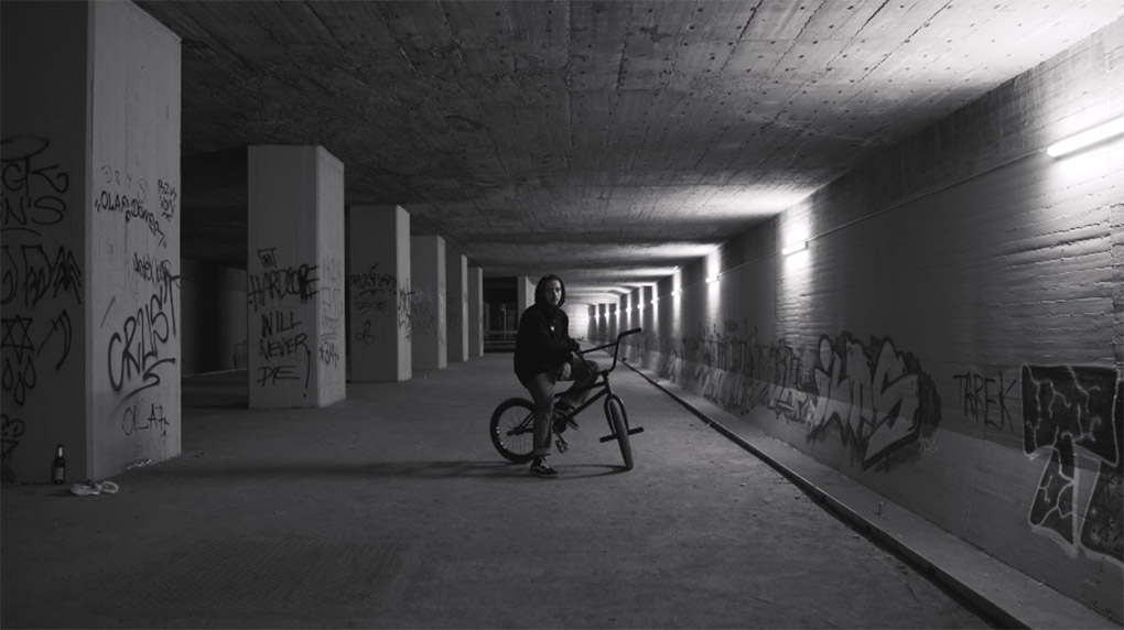 Ein Jahr lang hat Kevin Nikulski für "Solid Ground" gefilmt. Das Ergebnis ist ein super Video, in dem Flaltand und Street nahtlos ineinander übergehen.