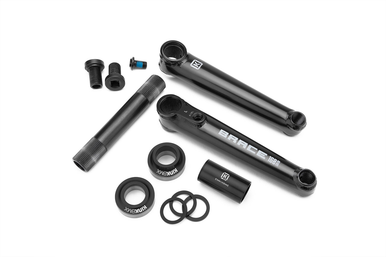 Brandneu im Programm bei Kink BMX sind die Brace Cranks. Es handelt sich hierbei um eine dreiteilige Kurbel mit vielen guten Features. So sind die Dinger sowohl RHD- als auch LHD-kompatibel und die Hohlachse natürlich aus Chromoly (22 mm), damit sie auch was aushält. Ein besonderes Highlight sind die speziellen Achsschrauben, die entweder mit einem 6-mm-Inbusschlüssel ODER mit einer herkömmlichen Ratsche angezogen werden können. Längen: 160, 165, 170 oder 175 mm Farben: schwarz oder chrom