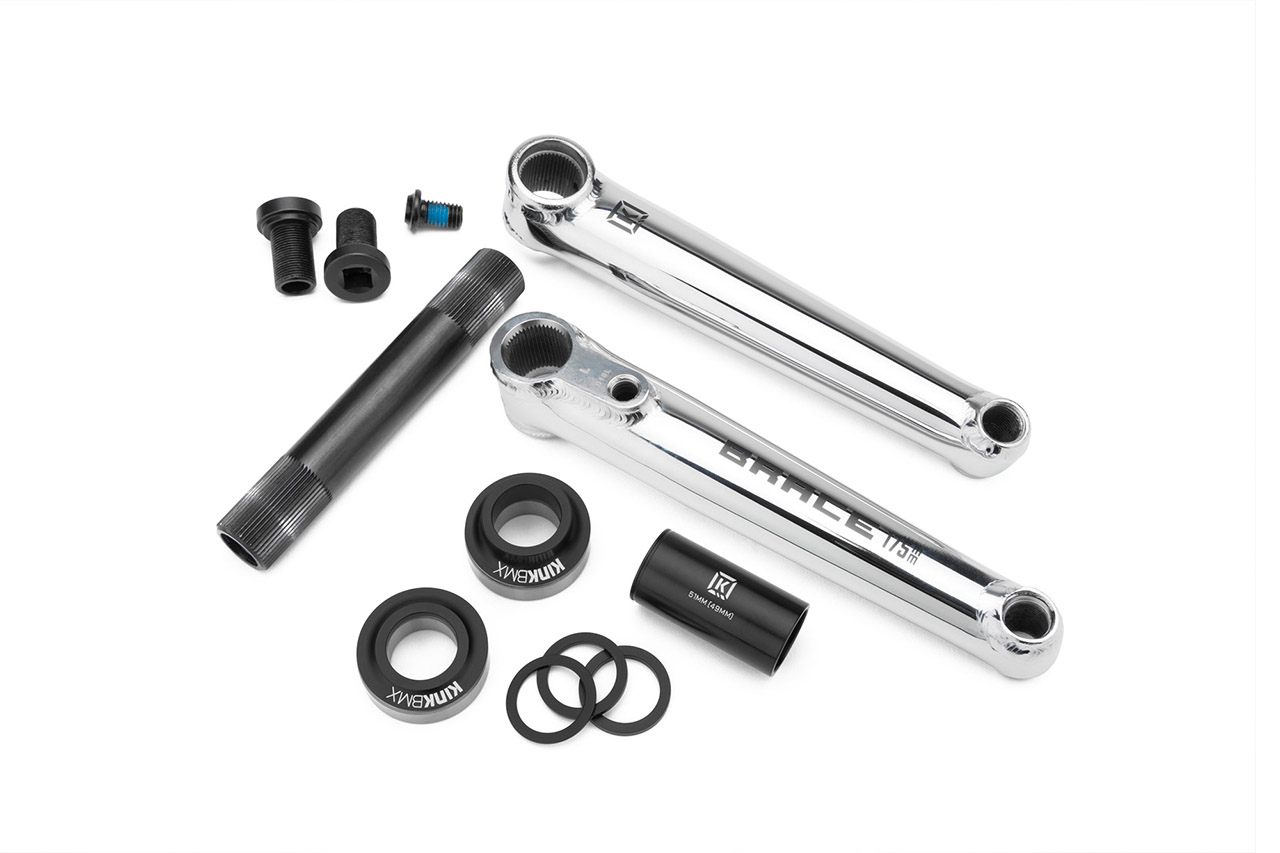 Brandneu im Programm bei Kink BMX sind die Brace Cranks. Es handelt sich hierbei um eine dreiteilige Kurbel mit vielen guten Features. So sind die Dinger sowohl RHD- als auch LHD-kompatibel und die Hohlachse natürlich aus Chromoly (22 mm), damit sie auch was aushält. Ein besonderes Highlight sind die speziellen Achsschrauben, die entweder mit einem 6-mm-Inbusschlüssel ODER mit einer herkömmlichen Ratsche angezogen werden können. Längen: 160, 165, 170 oder 175 mm Farben: schwarz oder chrom