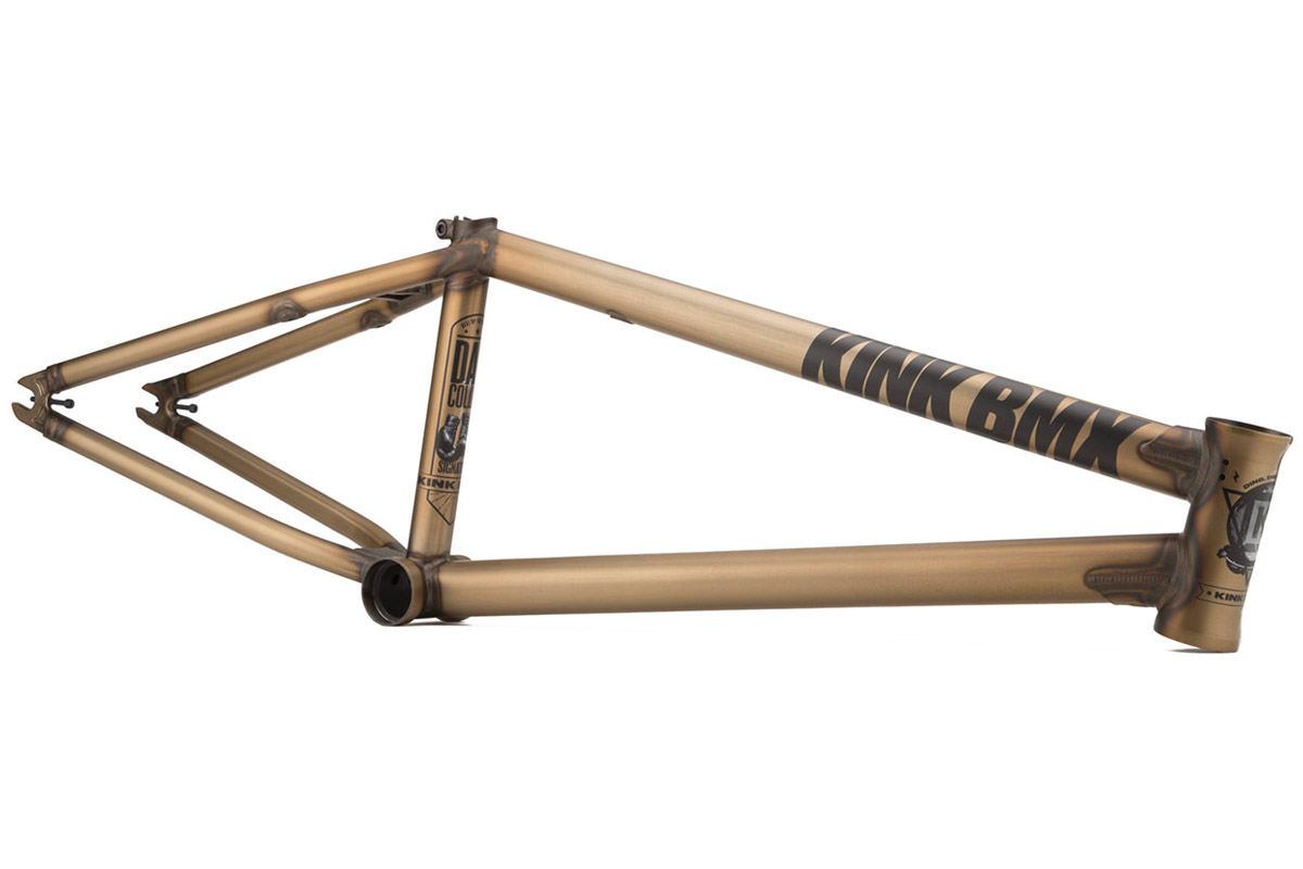 Es gibt kaum einen Fahrer, der es sich Tag ein, Tag aus so heftig gibt wie Dan Coller. Wer so hart abgeht, braucht natürlich einen extrem stabilen Rahmen und genau das ist der Contender, Dans Signature Frame von Kink BMX. Zu den Features des Rahmens zählen doppelt gebuttete Ober- und Unterrohre mit Gussets, ein Wishbone an den Kettenstreben, innen gerändelte Dropouts, damit die Hubguards nicht verrutschen, sowie ein ovales Unterrohr, das nicht so leicht Dellen bekommt wie ein rundes. SPEZIFIKATIONEN: Oberrohrlänge: 20,5″, 20,75″, 21″ oder 21,3″ Hinterbau: 13,25″ (geslammt) Tretlagerhöhe: 11,6″ Rahmenhöhe: 9″ Steuerkopfwinkel: 75° Sattelrohrwinkel: 71° Neue Farben: Matte Trans Brass Knuckles und Gloss Trans Bloodsport Red (nächste Seite) UVP: 369,99 EUR