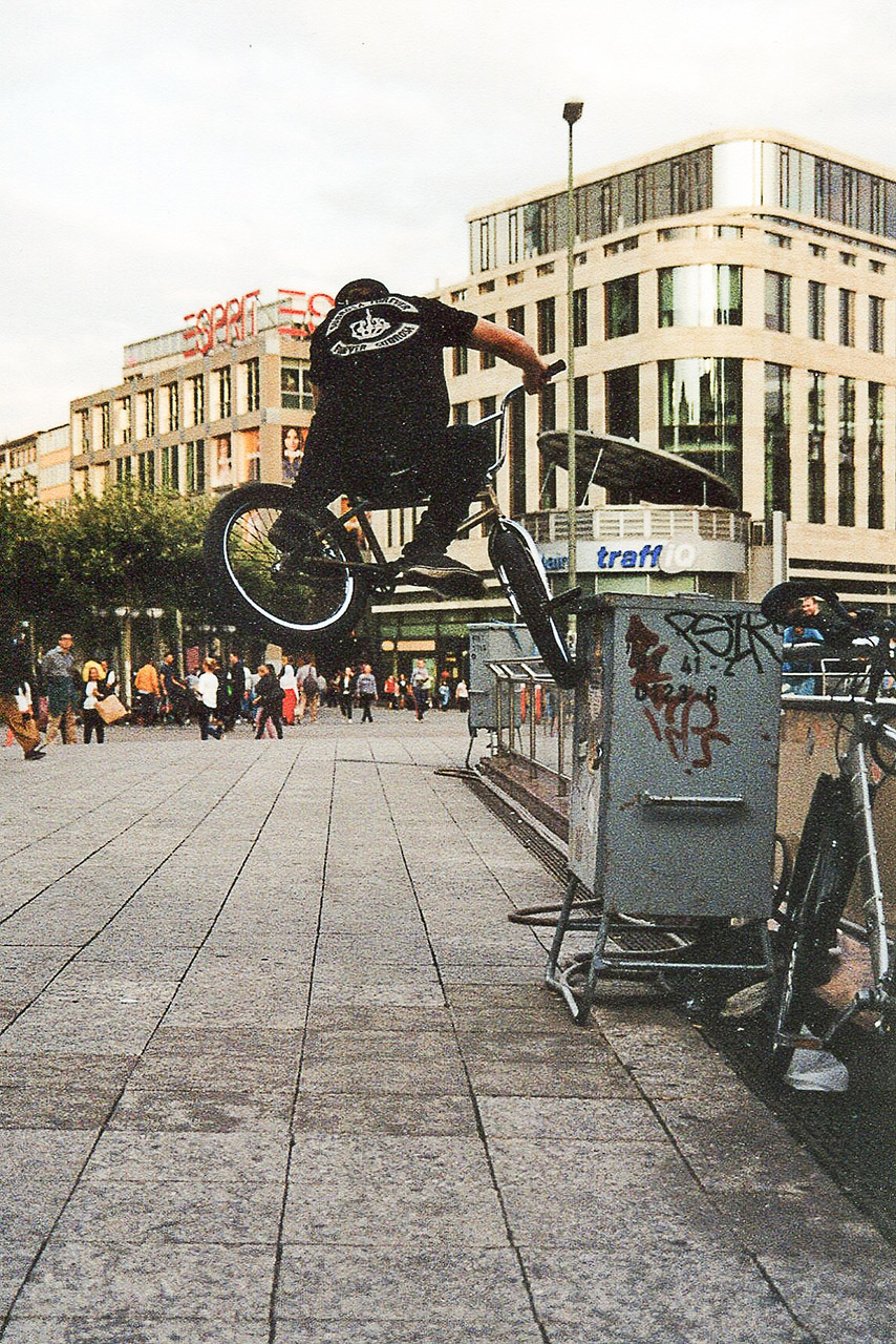 2016_TomSchorb Von Tom habe ich damals wohl am meisten Actionfotos geschossen. Könnte wohl einfach daran liegen, dass er jeden Trick beherrscht. Das Foto entstand beiläufig. Ich sagte, er machte und ich traf glücklicherweise. Normalerweise ist der Stromkasten definitiv zu hoch für so einen Toothchink. Gut, dass Tom nicht normal fährt. Hintern am Sattel = sehr gut.