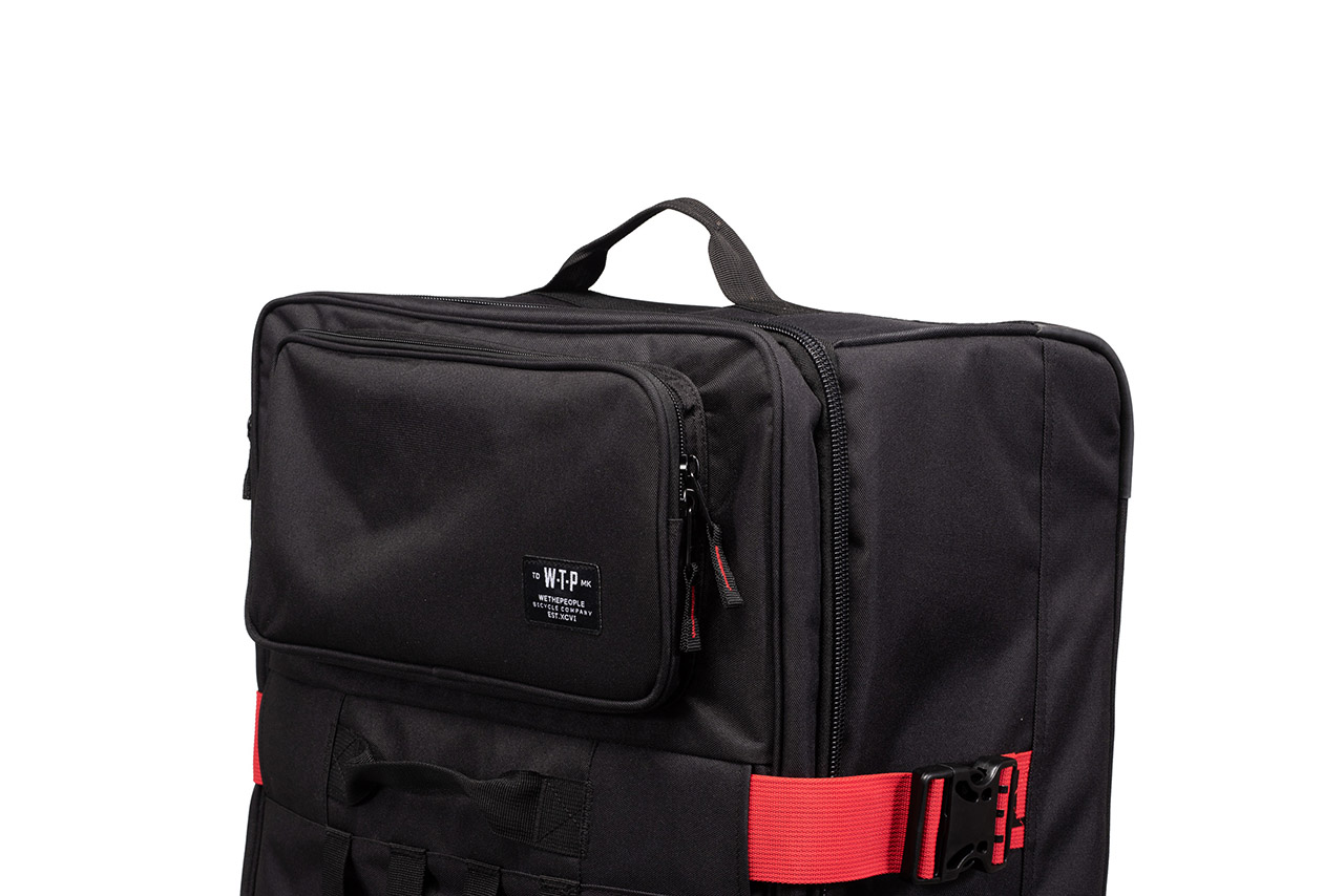 Praktisch: Dinge, an die du schnell rankommen musst, kannst du im Außenfach aufbewahren, das sich am Kopfende der Tasche befindet