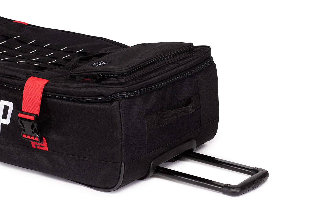 Dank des leichten Teleskopgriffs kann man mit dem Flight Bag auch mal längere Strecken gehen ohne sich die Tasche dabei andauernd an den Oberschenkel oder in die Hacken zu hauen