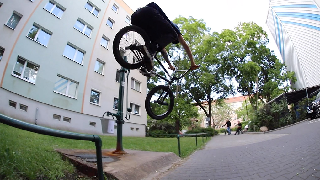 Die Homies von All Tricks Are Beautiful aus Berlin rühren mit diesem Promovideo ein wenig die Werbetrommel für ihre neuen T-Shirts und Beer Cooler.