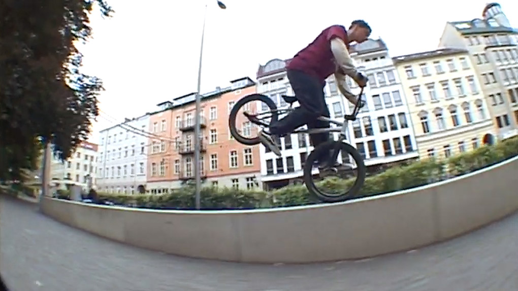 Für "Over And Out!" haben sich Moritz Zell und seine Homies auf den Straßen von Berlin rumgetrieben. Das Ergebnis ist dieses sehenswerte BMX-Streetmixtape.