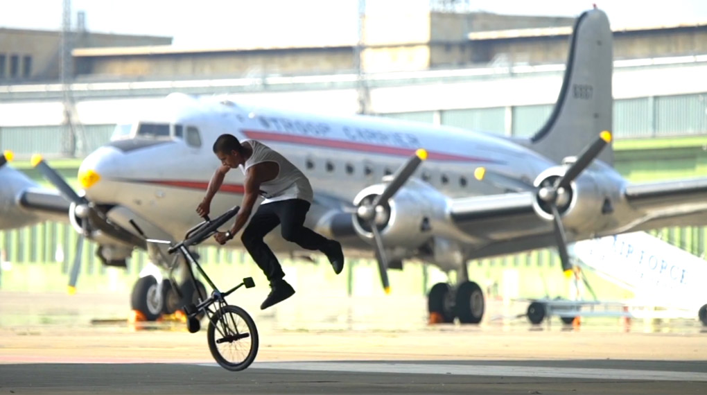 Der SIBMX-Teamfahrer Camilo Gutierrez wirbelt und gleitet in seinem neuen Video durch den stillgelegten Flughafen Berlin-Tempelhof.