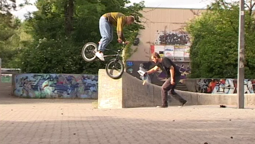 David Schaller ist nicht nur ein talentierter Filmer, sondern macht auch vor der Kamera eine gute Figur. Und das nicht nur wegen seines Kleidungsstils …